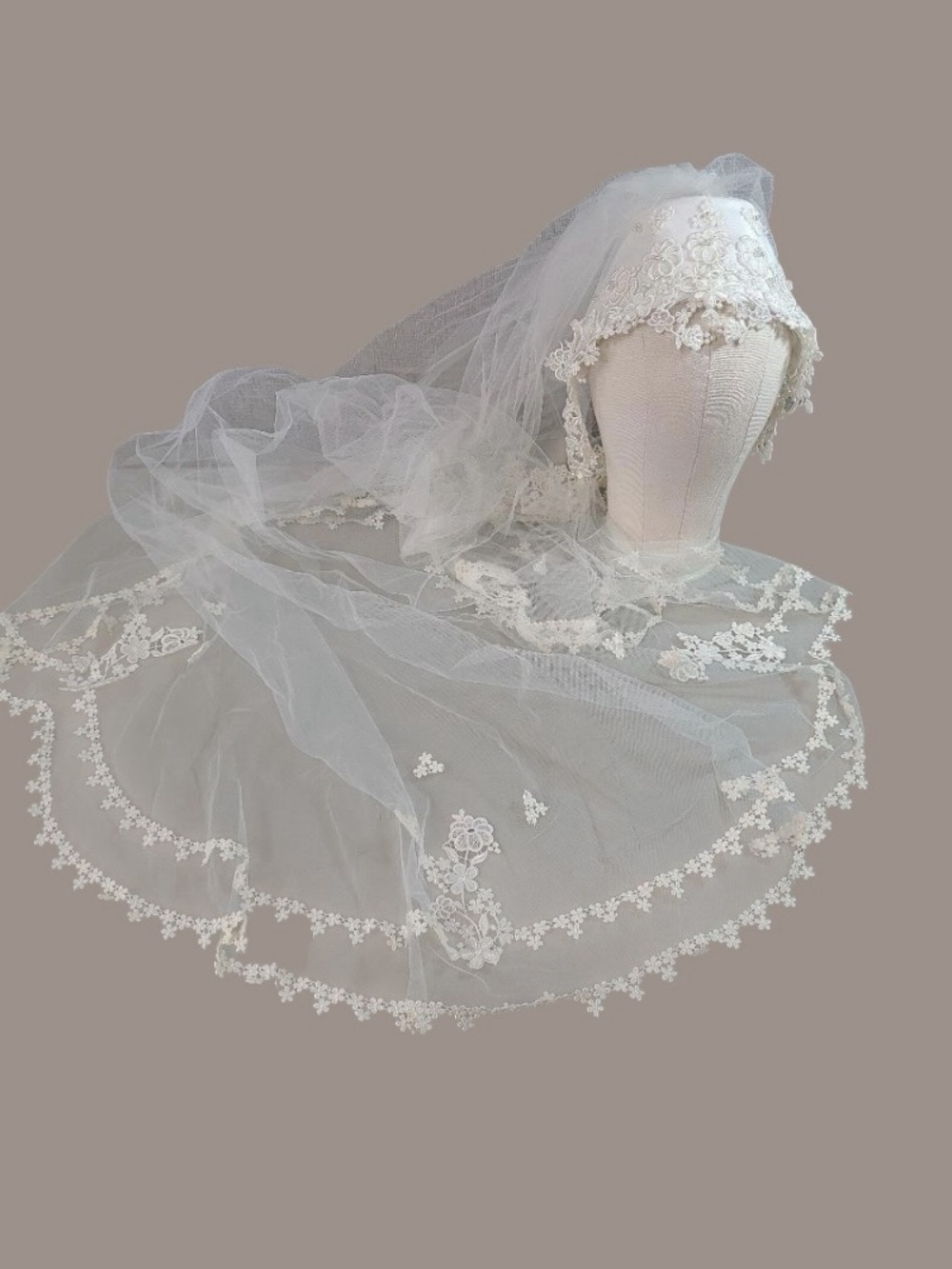 Vintage 1970s Juliet Cap Bridal Veil Floral Lace Faux Pearl waltz/Knee Length